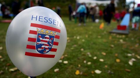 Luftballon mit Hessenwappen Ein Luftballon mit Hessenwappen vor einer Wiese.