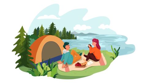 Die Natur genießen Zwei fröhliche, junge Menschen sitzen vor einem Zelt im Wald an einem See und picknicken