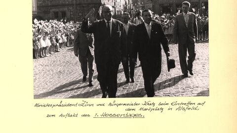 Ministerpräsident Zinn und der Alsfelder Bürgermeister Kratz treffen zum Auftakt des ersten Hessentags 1961 auf dem Alsfelder Marktplatz ein Ministerpräsident Zinn und der Alsfelder Bürgermeister Kratz treffen zum Auftakt des ersten Hessentags 1961 auf dem Alsfelder Marktplatz ein