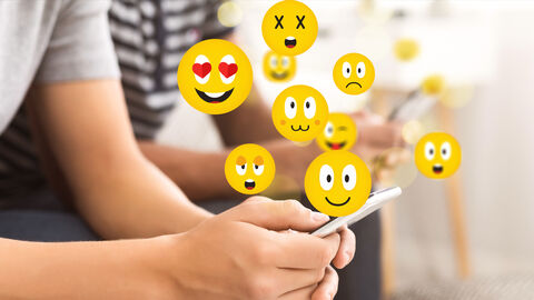 Emojis schweben über Smartphone Emojis schweben über Smartphone
