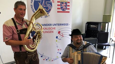 Die beiden Musiker „Die SymBadischen 2“ spielen im Pflegezentrum Kronberg in Dietzhölztal-Ewersbach.