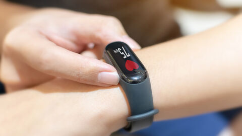 Fitnesstracker Fitnesstracker mit einem Puls von 75BPM