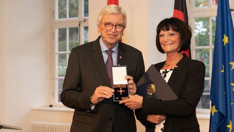 Auszeichnungen zu "75 Jahre Hessen" Auszeichnungen zu "75 Jahre Hessen"