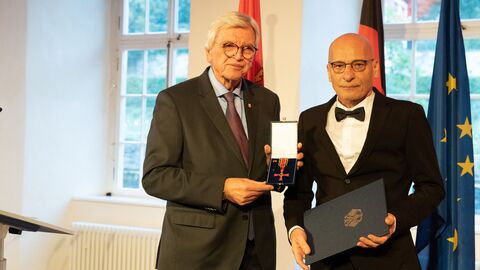 Auszeichnungen zu "75 Jahre Hessen" Auszeichnungen zu "75 Jahre Hessen"