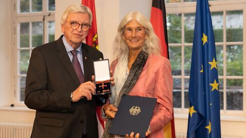 Auszeichnungen zu "75 Jahre Hessen" Auszeichnungen zu "75 Jahre Hessen"