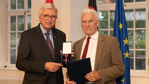 Auszeichnungen zu "75 Jahre Hessen" Auszeichnungen zu "75 Jahre Hessen"