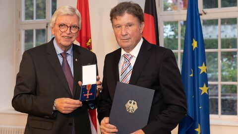 Auszeichnungen zu "75 Jahre Hessen" Auszeichnungen zu "75 Jahre Hessen"