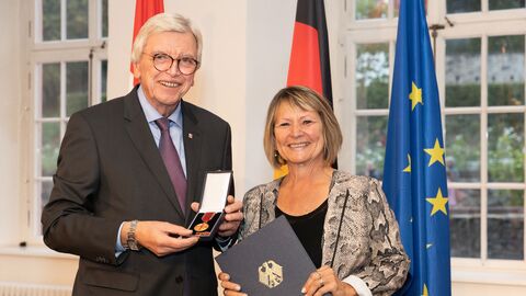 Auszeichnungen zu "75 Jahre Hessen" Auszeichnungen zu "75 Jahre Hessen"