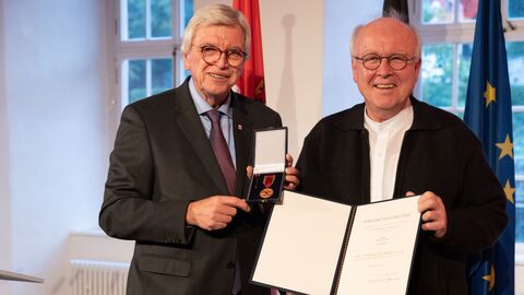 Auszeichnungen zu "75 Jahre Hessen" Auszeichnungen zu "75 Jahre Hessen"