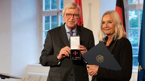 Auszeichnungen zu "75 Jahre Hessen" Auszeichnungen zu "75 Jahre Hessen"