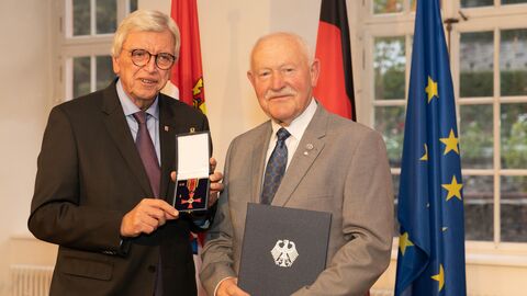 Auszeichnungen zu "75 Jahre Hessen" Auszeichnungen zu "75 Jahre Hessen"