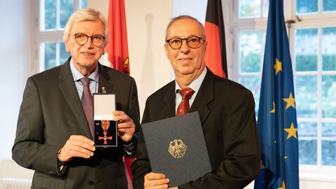Auszeichnungen zu "75 Jahre Hessen" Auszeichnungen zu "75 Jahre Hessen"