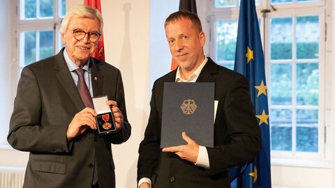 Auszeichnungen zu "75 Jahre Hessen" Auszeichnungen zu "75 Jahre Hessen"