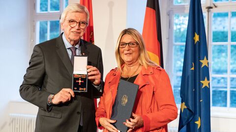 Auszeichnungen zu "75 Jahre Hessen" Auszeichnungen zu "75 Jahre Hessen"