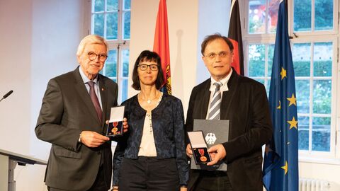 Auszeichnungen zu "75 Jahre Hessen" Auszeichnungen zu "75 Jahre Hessen"
