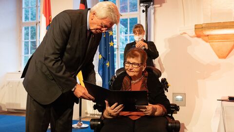 Auszeichnungen zu "75 Jahre Hessen" Auszeichnungen zu "75 Jahre Hessen"