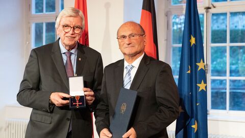 Auszeichnungen zu "75 Jahre Hessen" Auszeichnungen zu "75 Jahre Hessen"