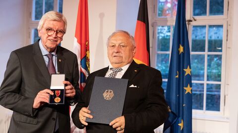 Auszeichnungen zu "75 Jahre Hessen" Auszeichnungen zu "75 Jahre Hessen"