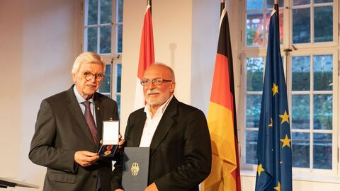 Auszeichnungen zu "75 Jahre Hessen" Auszeichnungen zu "75 Jahre Hessen"