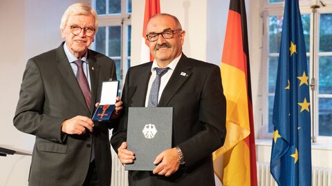 Auszeichnungen zu "75 Jahre Hessen" Auszeichnungen zu "75 Jahre Hessen"