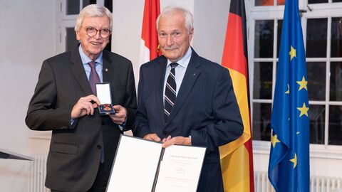 Auszeichnungen zu "75 Jahre Hessen" Auszeichnungen zu "75 Jahre Hessen"