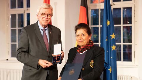 Auszeichnungen zu "75 Jahre Hessen" Auszeichnungen zu "75 Jahre Hessen"