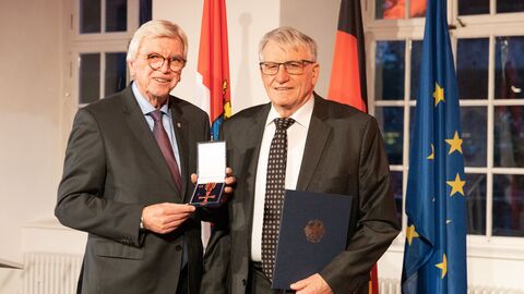 Auszeichnungen zu "75 Jahre Hessen" Auszeichnungen zu "75 Jahre Hessen"