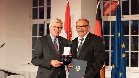 Auszeichnungen zu "75 Jahre Hessen" Auszeichnungen zu "75 Jahre Hessen"