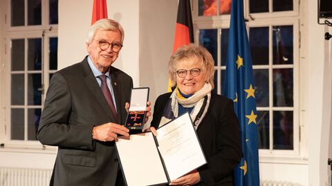 Auszeichnungen zu "75 Jahre Hessen" Auszeichnungen zu "75 Jahre Hessen"