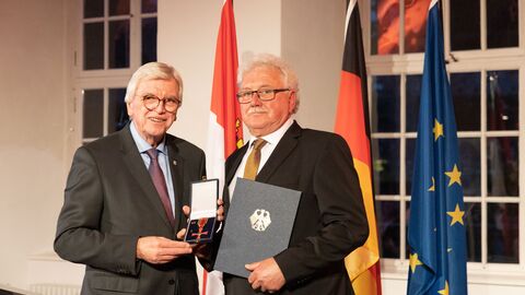Auszeichnungen zu "75 Jahre Hessen" Auszeichnungen zu "75 Jahre Hessen"