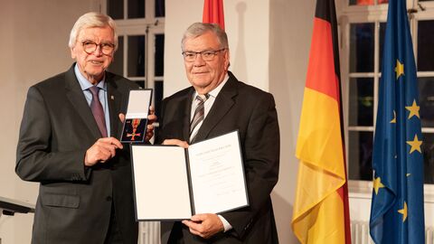 Auszeichnungen zu "75 Jahre Hessen" Auszeichnungen zu "75 Jahre Hessen"