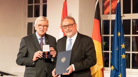 Auszeichnungen zu "75 Jahre Hessen" Auszeichnungen zu "75 Jahre Hessen"