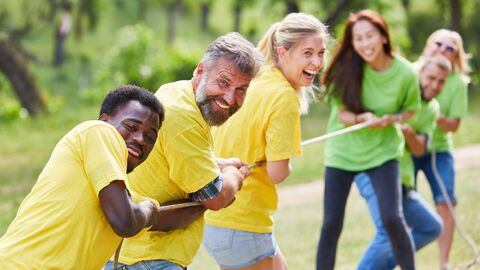 Eine Gruppe beim Tauziehen