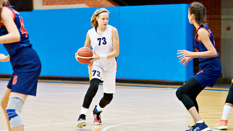 Junge Frau beim Basketballspiel Junge Frau beim Basketballspiel