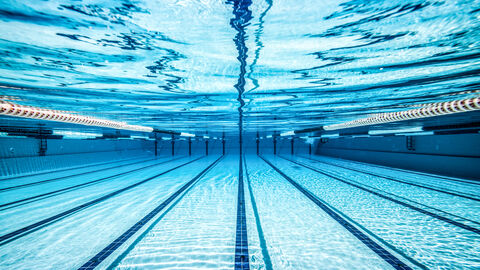 Ein Schwimmbecken unter Wasser Ein Schwimmbecken unter Wasser