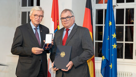Auszeichnungen zu "75 Jahre Hessen" Auszeichnungen zu "75 Jahre Hessen"