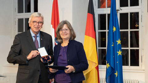 Auszeichnungen zu "75 Jahre Hessen" Auszeichnungen zu "75 Jahre Hessen"