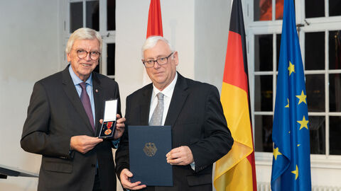 Auszeichnungen zu "75 Jahre Hessen" Auszeichnungen zu "75 Jahre Hessen"