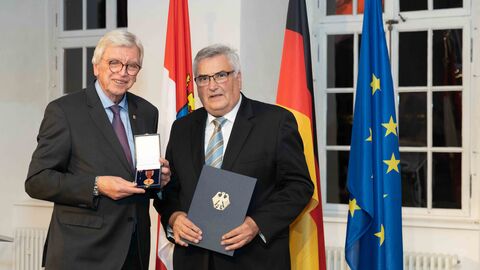 Auszeichnungen zu "75 Jahre Hessen" Auszeichnungen zu "75 Jahre Hessen"