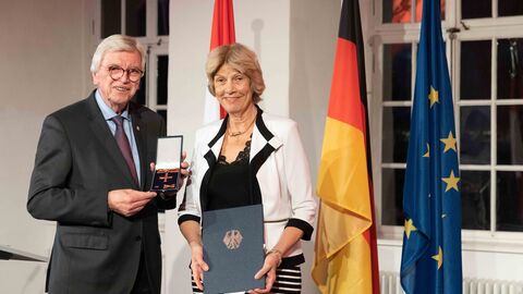 Auszeichnungen zu "75 Jahre Hessen" Auszeichnungen zu "75 Jahre Hessen"