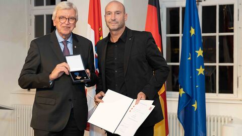 Auszeichnungen zu "75 Jahre Hessen" Auszeichnungen zu "75 Jahre Hessen"