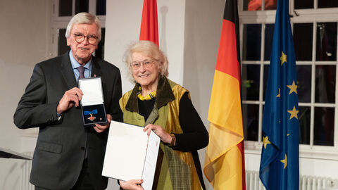 Auszeichnungen zu "75 Jahre Hessen" Auszeichnungen zu "75 Jahre Hessen"