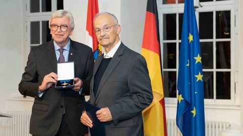 Auszeichnungen zu "75 Jahre Hessen" Auszeichnungen zu "75 Jahre Hessen"