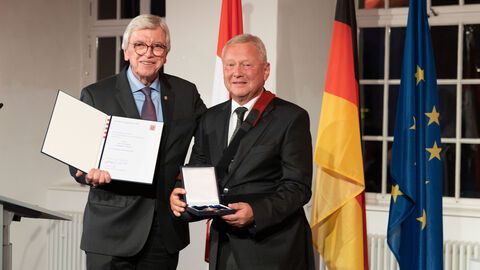 Auszeichnungen zu "75 Jahre Hessen" Auszeichnungen zu "75 Jahre Hessen"