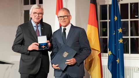 Auszeichnungen zu "75 Jahre Hessen" Auszeichnungen zu "75 Jahre Hessen"