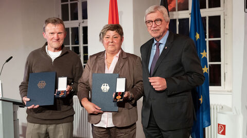 Auszeichnungen zu "75 Jahre Hessen" Auszeichnungen zu "75 Jahre Hessen"