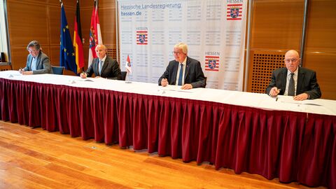 Der Hessische Ministerpräsident Volker Bouffier hat heute, gemeinsam mit den Vertretern der Jüdischen Gemeinden in Hessen, den Staatsvertrag um weitere fünf Jahre bis 2026 verlängert. (v.l.n.r.: Marc Grünbaum (Jüdische Gemeinde Frankfurt), Harry Schnabel (Jüdische Gemeinde Frankfurt), Ministerpräsident Volker Bouffier, Dr. Jacob Gutmark (Landesverband Jüdischer Gemeinden in Hessen))  Der Hessische Ministerpräsident Volker Bouffier hat heute, gemeinsam mit den Vertretern der Jüdischen Gemeinden in Hessen, den Staatsvertrag um weitere fünf Jahre bis 2026 verlängert. (v.l.n.r.: Marc Grünbaum (Jüdische Gemeinde Frankfurt), Harry Schnabel (Jüdische Gemeinde Frankfurt), Ministerpräsident Volker Bouffier, Dr. Jacob Gutmark (Landesverband Jüdischer Gemeinden in Hessen))