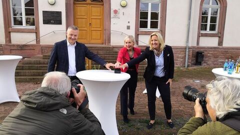 Digitalministerin Prof. Dr. Kristina Sinemus nimmt gemeinsam mit Bürgermeister Peter Burger und MdL Ines Claus die 1.500 Digitale Dorflinde in Betrieb Inbetriebnahme 1.500 Digitale Dorflinde