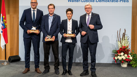 Walter-Lübcke-Demokratie-Preis Ministerpräsident Volker Bouffier hat Dunja Hayali, das Mobile Beratungsteam gegen Rechtsextremismus und Rassismus – für demokratische Kultur in Hessen e.V. (auf dem Foto vertreten von Christopher Vogel) und Robert Erkan mit dem Walter-Lübcke-Demokratie-Preis geehrt.