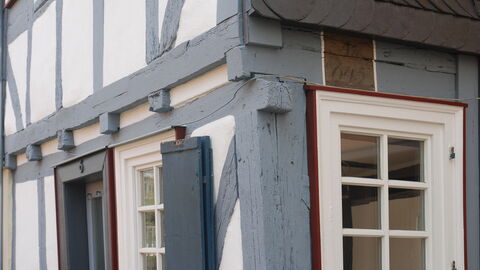 Detailansicht der Fassade des alten Fachwerkhauses in der Marburger Kappesgasse 6. Detailansicht der Fassade des alten Fachwerkhauses in der Marburger Kappesgasse 6.